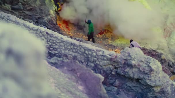 東ジャワの硫黄鉱山労働者が活火山で硫黄を採掘 — ストック動画
