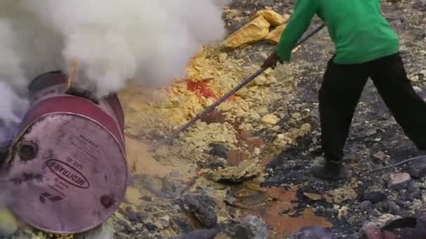 労働者の閉鎖手の硫黄を採掘し スクラップで硫黄を抽出する — ストック動画