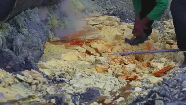 スクラップで硫黄を抽出する労働者のクローズアップ — ストック動画