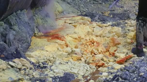 Górnicy Siarki Jawy Wschodniej Temat Niebezpiecznej Ciężkiej Pracy Górniczej Siarki — Wideo stockowe