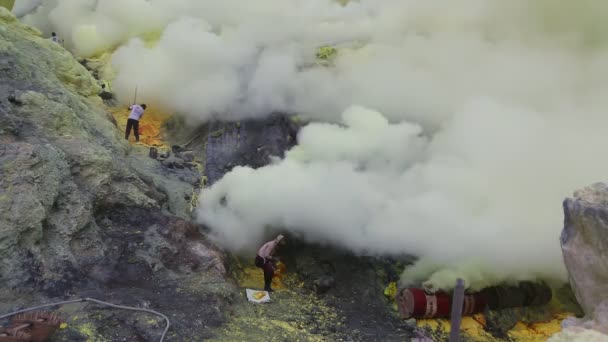 活火山の東ジャワの硫黄鉱山労働者の危険なハードワーク採掘硫黄のパノラマ — ストック動画