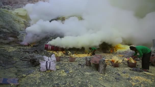 世界で最も危険な仕事に東ジャワの硫黄鉱山労働者活火山で硫黄を採掘 — ストック動画