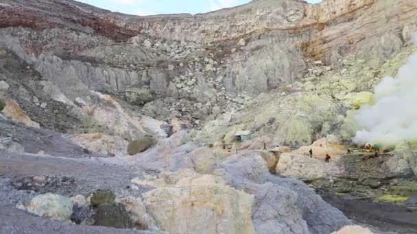東ジャワ島のイエン火山からの硫黄鉱山のパノラマ — ストック動画