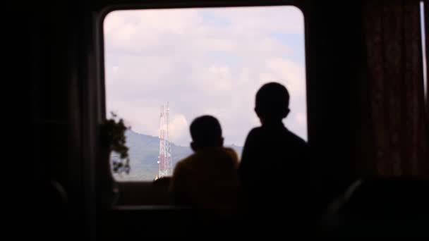 Bambini Guardano Fuori Dalla Finestra Sul Traghetto Discutono Vista Dalla — Video Stock