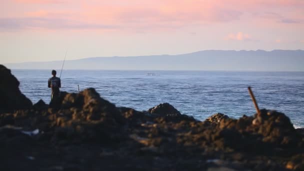 Einsamer Mann Angelt Mit Einer Rute Ozean Mit Blick Auf — Stockvideo