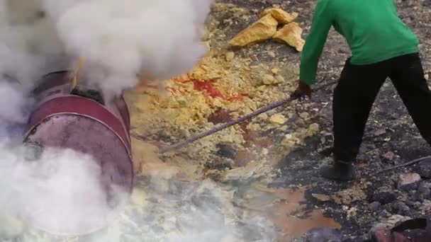 Close Worker Extracting Sulfur Scrap — Stock Video