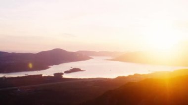 Kotor Körfezi 'nin gündüz gece saatleri