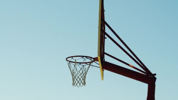 澄んだ空の前のバスケットボールバスケット — ストック動画
