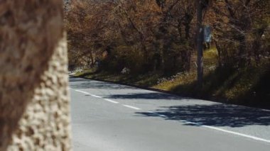 Profesyonel bir bisikletçi yüksek dağların arka planında yüksek hızlı bir bisiklet sürer.