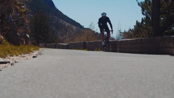 Ποδηλάτης Βόλτες Ένα Ορεινό Δρόμο Ανάμεσα Ψηλά Βουνά Ένας Μοναχικός — Αρχείο Βίντεο