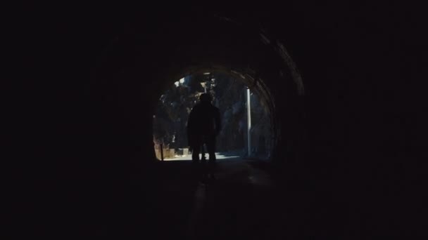 Bir Dağ Tünelinde Profesyonel Bir Bisikletçinin Silueti Karanlık Tünelden Aydınlığa — Stok video