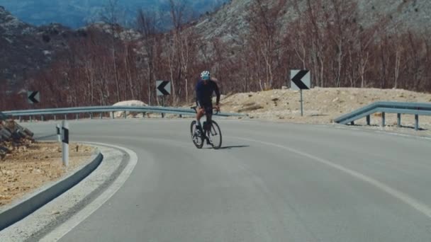 Retrato Ciclista Profesional Subiendo Diligentemente Cuesta Arriba Bicicleta Forma Atleta — Vídeo de stock