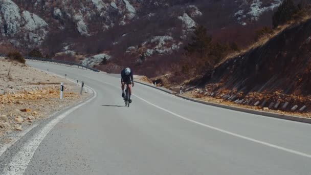 Ciclista Desde Último Esfuerzo Sube Cuesta Arriba Camino Montaña Entre — Vídeo de stock