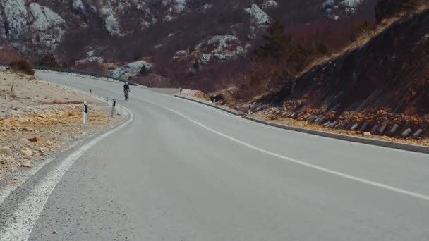 Ποδηλάτης Βόλτες Ένα Ορεινό Δρόμο Αναρρίχηση Ανηφόρα Ανάμεσα Ψηλά Βουνά — Αρχείο Βίντεο