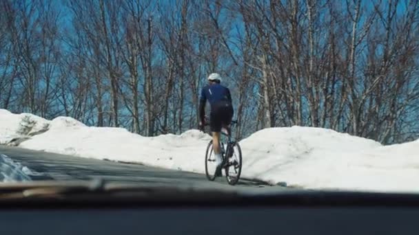 Ποδηλάτης Βόλτες Ένα Βουνό Χιονισμένο Δρόμο Ανάμεσα Ψηλά Βουνά Ένας — Αρχείο Βίντεο