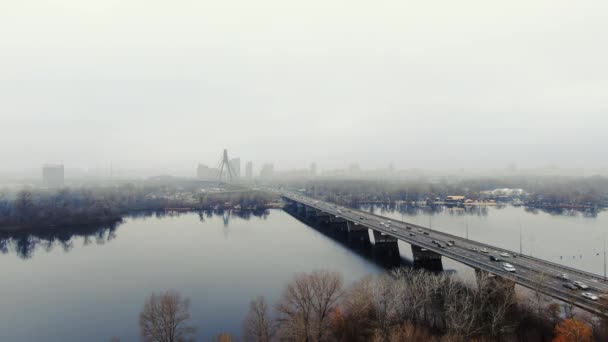 Statické Letecké Záběry Severního Mostu Automobilovou Dopravou Kyjevě Ukrajina — Stock video
