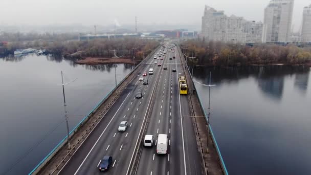 Drone Vuela Través Los Muelles Cuerda Del Puente Carretera Con — Vídeo de stock