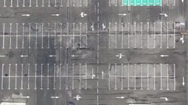 Üst düzey insansız hava aracı yarış arabalarını takip ediyor.