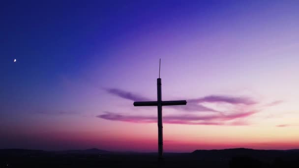 Drone Disparo Gran Cruz Iglesia Cristiana Contra Cielo Rosado Sol — Vídeos de Stock