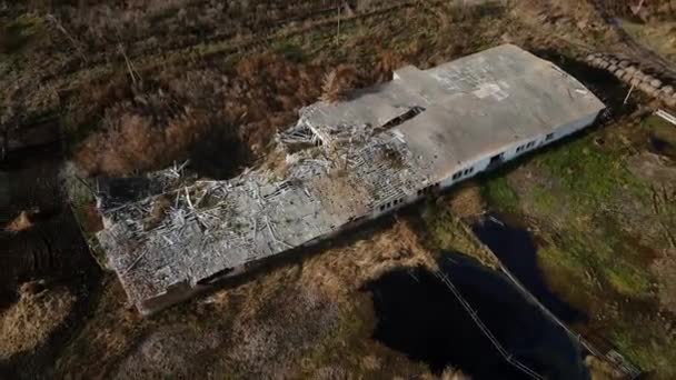 Tiro Aéreo Celeiro Gado Destruído Cratera Explosão Guerra Real Ucrânia — Vídeo de Stock