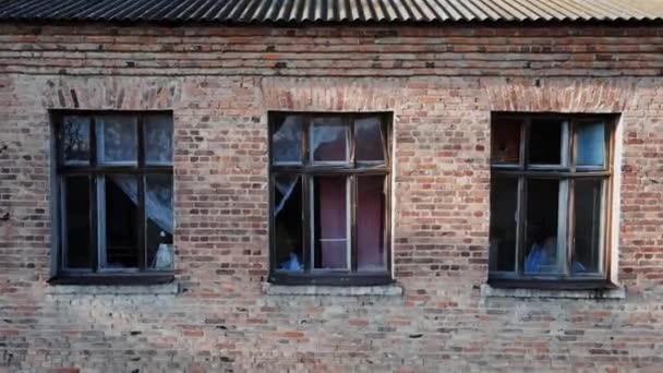 破壊された学校や建物内の壊れた窓の空中ショット — ストック動画
