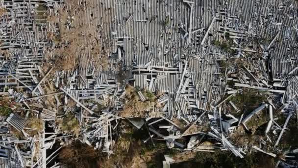 Top Shot Telhado Destruído Celeiro Gado Cratera Explosão — Vídeo de Stock