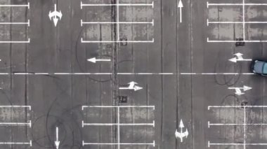 Hava manzaralı iki araba yukarıdan boş iş merkezinin otoparkında yarışacak.