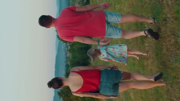 Vertikal Erschossen Glückliche Familie Ging Für Einen Spaziergang Der Natur — Stockvideo