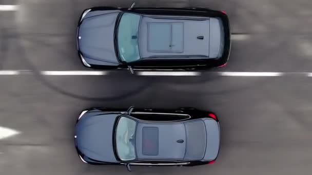 Yukarıdan Merkezinin Otoparkında Birbirini Kovalayan Iki Araba Görülüyor — Stok video