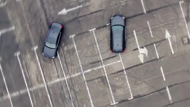 Вид Воздуха Два Автомобиля Дрейфующих Пустой Парковке Бизнес Центра Сверху — стоковое видео