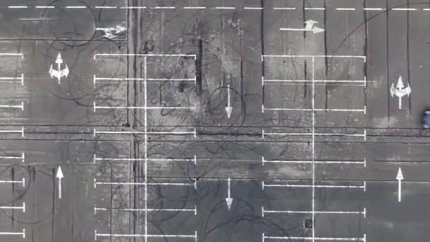 从空中看 有两辆车在空旷的商业中心停车场竞争 垂直方向 — 图库视频影像