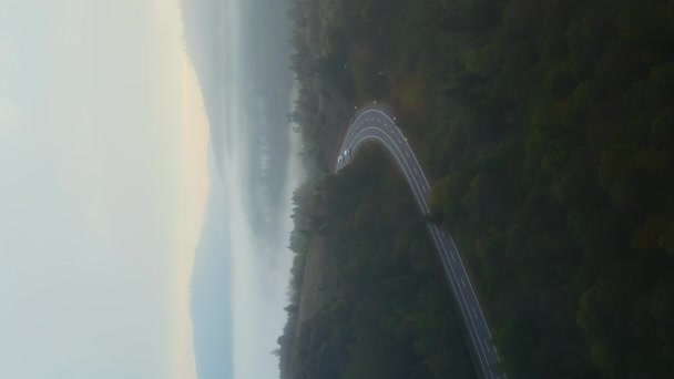 万里无云的晨雾笼罩着山路的垂直低垂空中拍摄 — 图库视频影像