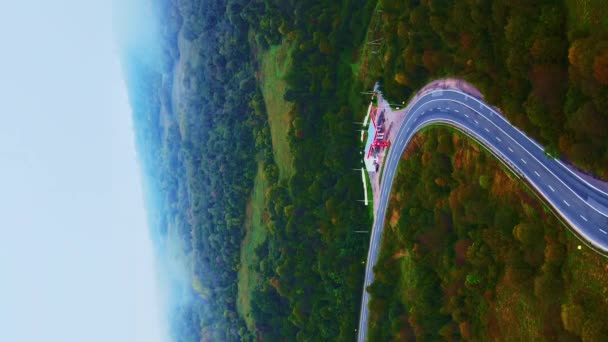 Gasolinera Aérea Drones Humor Vertical Con Carretera Montaña Otoño Por — Vídeos de Stock