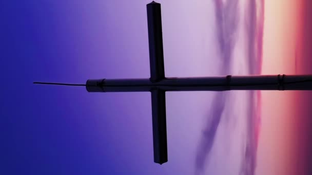 Вертикальный Беспилотный Снимок Большого Христианского Церковного Креста Против Розового Неба — стоковое видео