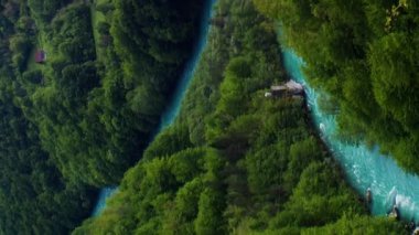 Karadağ 'daki Tara nehri ve Tara kanyonu dikey turkuaz dağ nehri