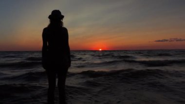 Romantik kız geçen günü görür ve yeni güne bakar.