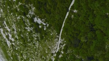 Dikey hava aracı Kotor Serpantine 'deki dağ yılanı yolunda spor araba kovalıyor.