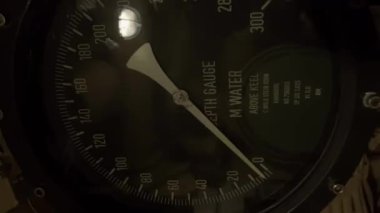 Savaş denizaltısı donanma gününde düşey bir denizaltı turu.