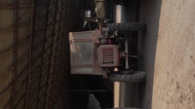 Dikey video Rusça eski Sovyet traktörü ve tarım ekipmanları hasat için