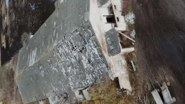 Yok edilen çiftliğin dikey görüntüsü ahır ve ahır ile patlama krateri, Ukrayna 'da gerçek savaş.