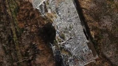 Yok edilen çiftliğin Ukrayna 'daki gerçek savaşta patlayan kraterle dikey görüntüsü.