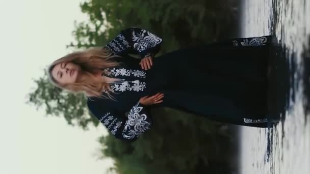 Вертикальное Видео Романтическая Блондинка Женщина Длинном Национальном Платье Позирующая Горной — стоковое видео