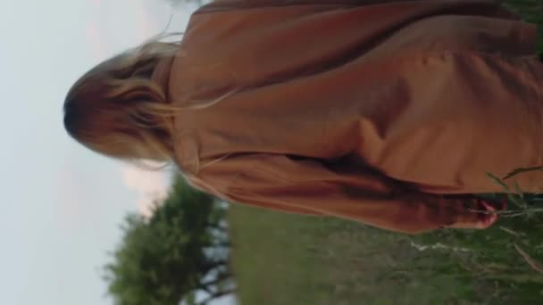 Вертикальное Видео Романтичная Женщина Красивая Блондинка Модель Действующая Камеру Прогуливается — стоковое видео