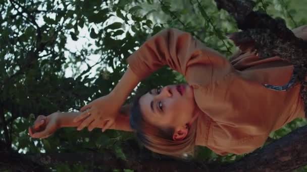 Vertical Video Romántico Mujer Marrón Camisa Pie Posando Prado Jardín — Vídeo de stock