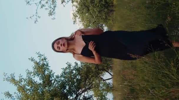 Vertikales Filmisches Video Schöne Weibliche Blondine Schwarzem Kleid Die Vor — Stockvideo