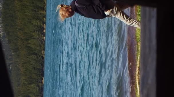 Вертикальное Видео Симпатичная Блондинка Гуляющая Черному Озеру Национальном Парке Дурмитор — стоковое видео