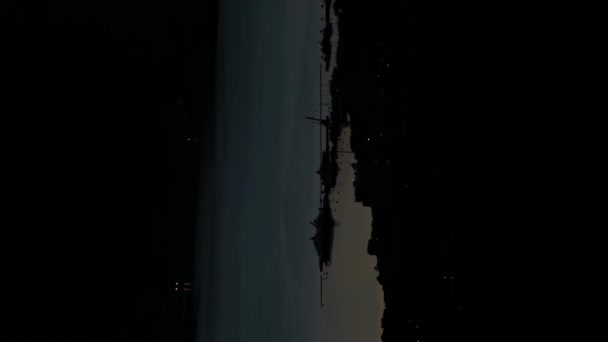 Вертикальное Видео Ночной Город Тиват Которский Залив Силуэтами Яхт Черногории — стоковое видео