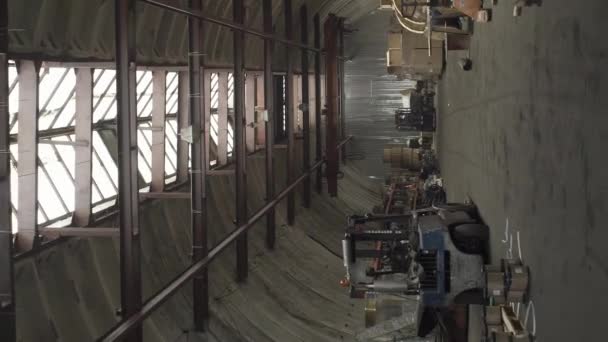 Pionowe Wideo Duży Magazyn Fabryczny Hangar Konstrukcji Metalowych Budowa Magazynu — Wideo stockowe