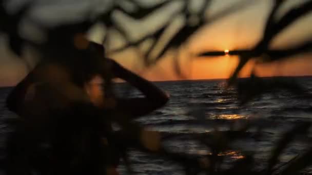 Romantyczna Kobieta Odwraca Wzrok Nad Brzegiem Morza Kapeluszu Ciesząc Się — Wideo stockowe