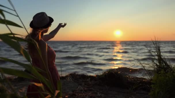 夜の太陽と休日の日の日の出を楽しむ日没を見ているロマンチックな遊び心のある女性 — ストック動画